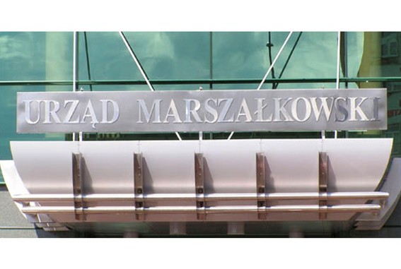 Podlaski Urząd Marszałkowski w Białymstoku; litery ze stali nierdzewnej