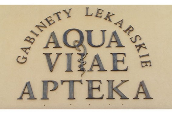 Apteka Aqua Vitae; litery mosiężne wykonane techniką odlewu, oksydowane