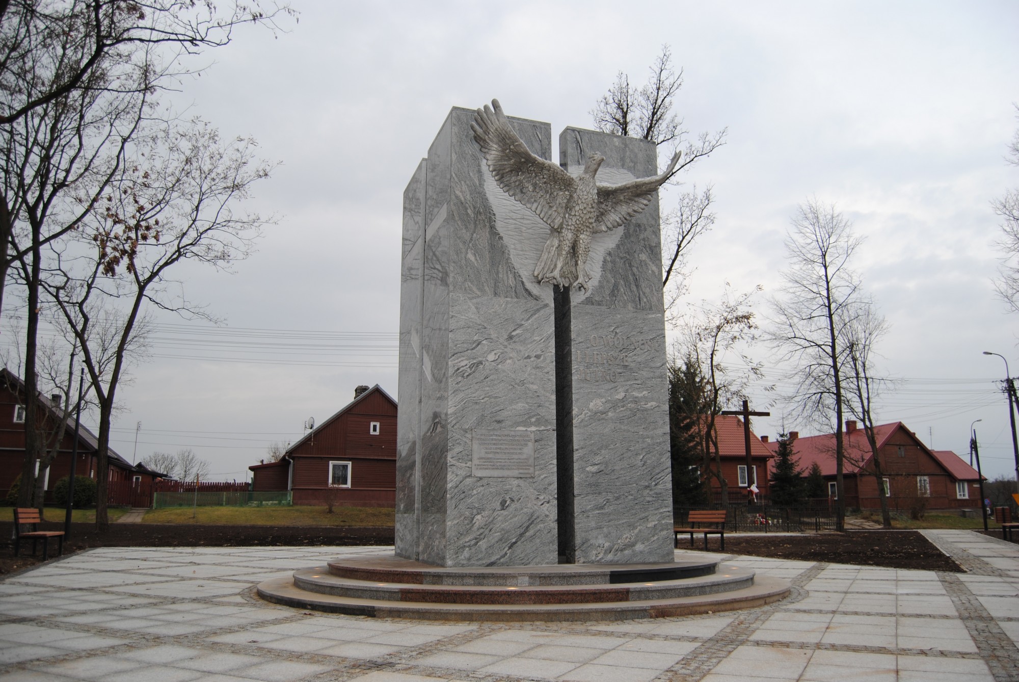 Pomnik z Orłem w Michałowie; kamień i aluminium; wysokość pomnika: 500cm; wymiary orła: wysokość 180cm, rozpiętość skrzydeł 230cm