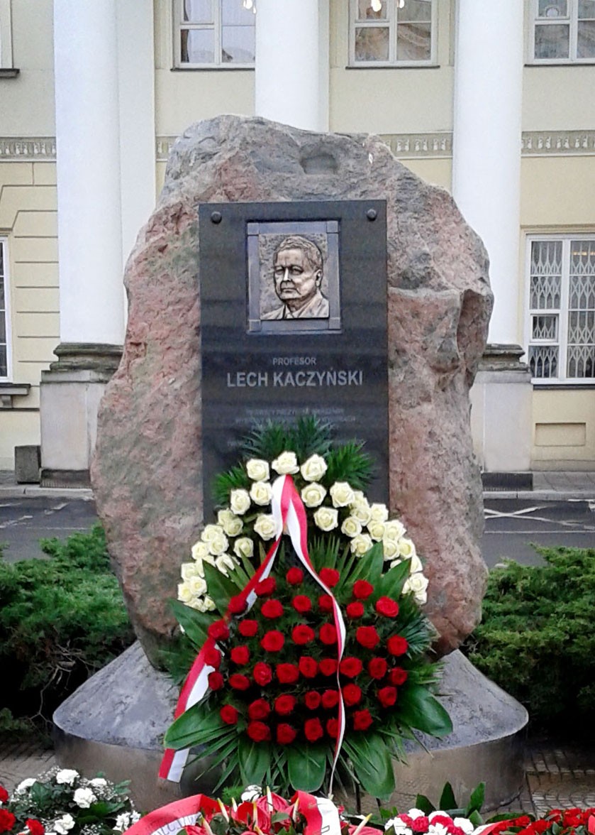 Płaskorzeźba przedstawiająca Prezydenta Lecha Kaczyńskiego. Jest to brąz cyzelowany, oksydowany i woskowany