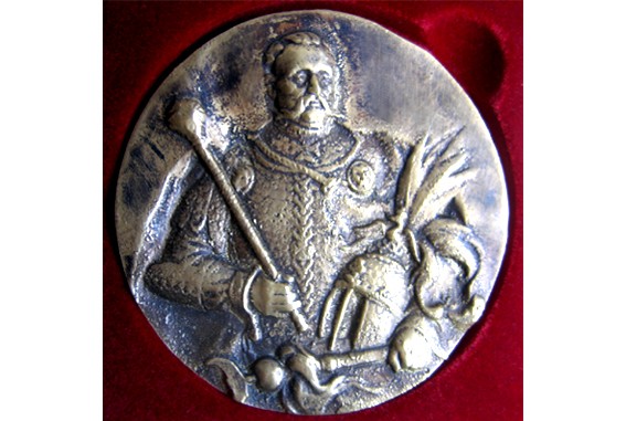 Medal okazjonalny VI LO im. J. Sobieskiego w Białymstoku; śr. 70 mm, odlew mosiężny, oksydowany