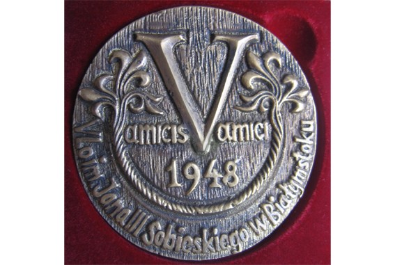 Medal okazjonalny VI LO im. J. Sobieskiego w Białymstoku; śr. 70 mm, odlew mosiężny, oksydowany