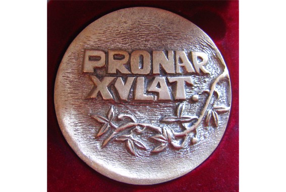 Medal wykonany z okazji XV - lecia Pronaru; śr. 70 mm, odlew mosiężny, oksydowany