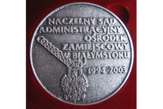 Medal okazjonalny wykonany dla Naczelnego Sądu Administracyjnego - ośr. w Białymstoku; śr. 70 mm, odlew mosiężny, srebrzony