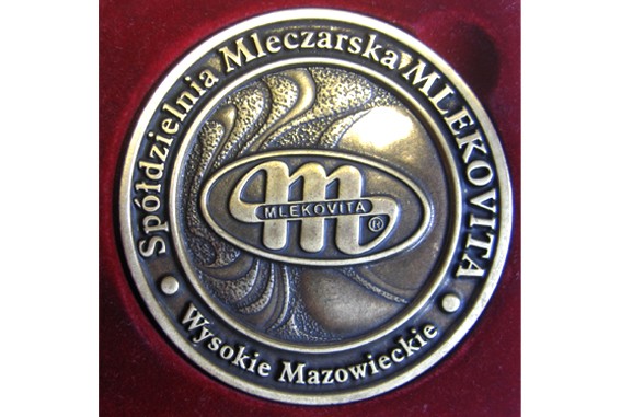 Medal wykonany z okazji 80 - lecia Mlekovity; śr. 70 mm, odlew mosiężny, oksydowany