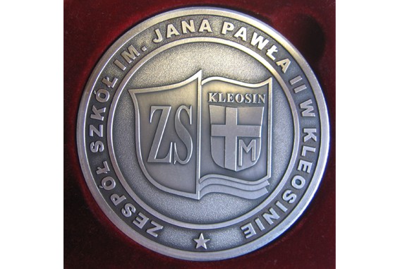 Medal okazjonalny - Zasłużonym Szkole im. Jana Pawła II w Kleosinie; śr. 70 mm, odlew mosiężny, srebrzony, oksydowany