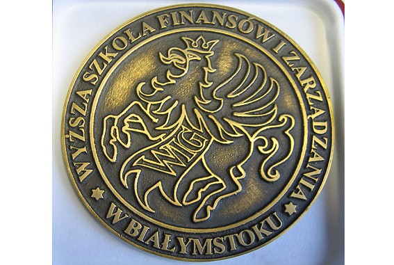Medal wykonany z okazji XV - lecia Wyższej Szkoły Finansów i Zarządzania w Białymstoku; śr. 100 mm, odlew mosiężny, oksydowany