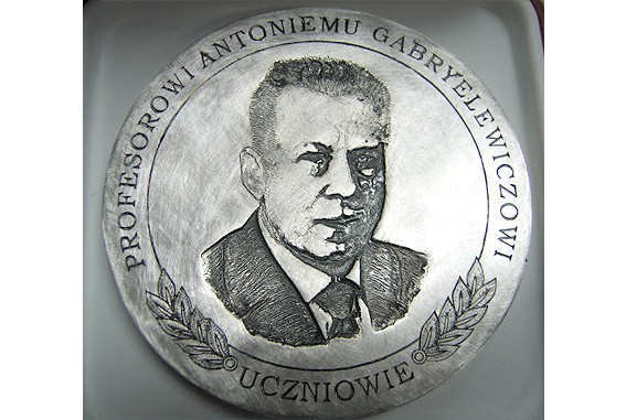 Medal pamiątkowy prof. Antoniemu Gabryelewiczowi ufundowany przez uczniów; śr. 100 mm, odlew ze srebra, oksydowany