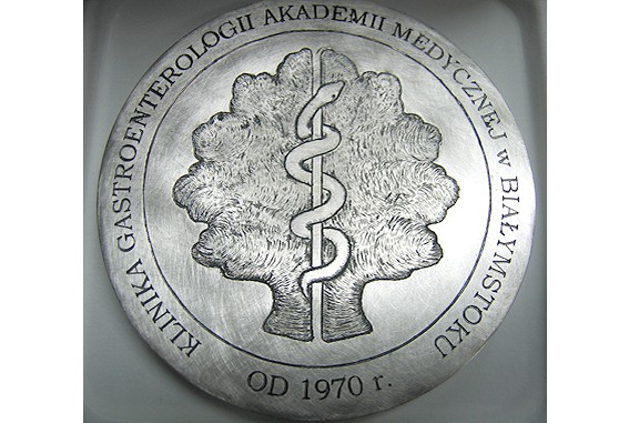 Medal pamiątkowy prof. Antoniemu Gabryelewiczowi ufundowany przez uczniów; śr. 100 mm, odlew ze srebra, oksydowany