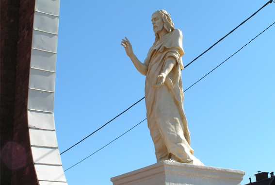 Figura Jezusa wykonana na zamówienie Kościoła pw. św. Kazimierza w Białymstoku; wys. 240 cm, odlew z żywicy epoksydowej