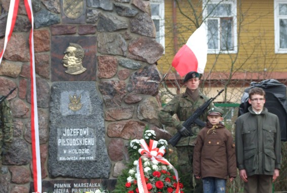 Zrekonstruowany pomnik Józefa Piłsudskiego (z 1934r.) w Białowieży; elementy odlane w mosiądzu, oksydowany