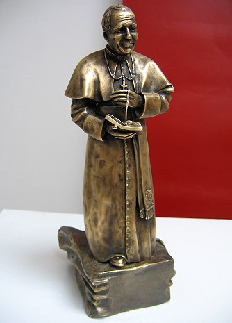 Figurka z podobizną Jana Pawła II; odlew w mosiądzu, oksydowany