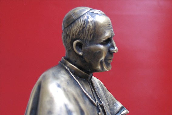 Figurka z podobizną Jana Pawła II; odlew w mosiądzu, oksydowany