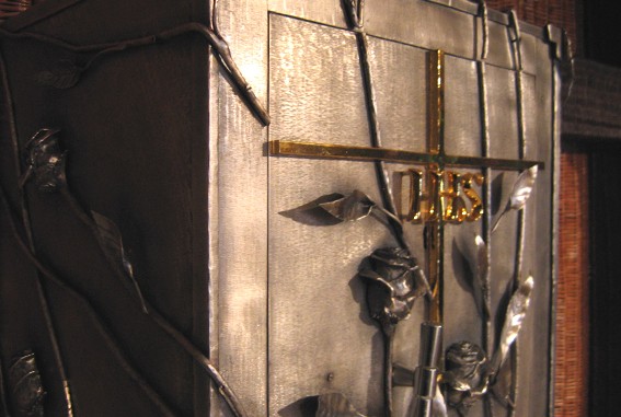 Tabernakulum wykonane dla Kośioła pw. św. Teresy w Kleosinie; mosiądz srebrzony, złocony