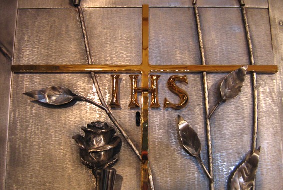  Tabernakulum wykonane dla Kośioła pw. św. Teresy w Kleosinie; mosiądz srebrzony, złocony