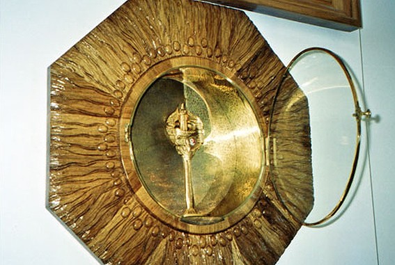 Relikwiarz, klasztor żeński w Białymstoku; mosiądz, polerowany, złocony