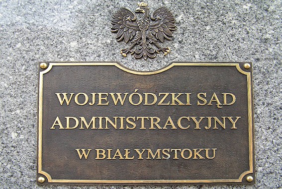 Tablica wykonana dla Wojewódzkiego Sądu Administracyjnego w Białymstoku z godłem; odlew mosiężny, oksydowany;