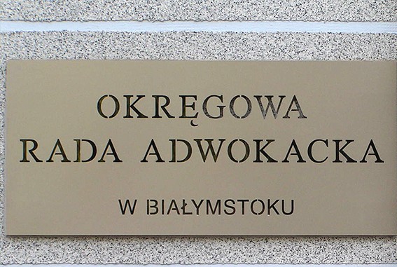 Tablice wykonane dla Okręgowej Rady Adwokackiej w Białymstoku; stal nierdzewna