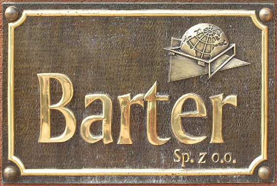 Tablica wykonana spółki Barter w Białymstoku; technika odlewu w mosiądzu, oksydowany, polerowany