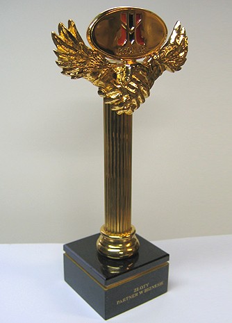 Statuetka wykonana dla firmy Pronar; mosiądz złocony, granit