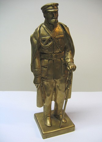 Statuetka z podobizną Józefa Piłsudskiego; mosiądz oksydowany